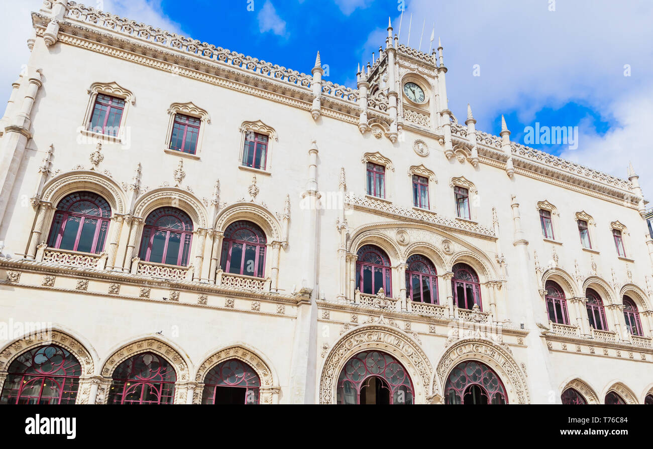 Il Rossio Stazione ferroviaria ingresso. Un xix secolo stazione ferroviaria costruita in stile neo-stile manuelino che serve la linea di Sintra Foto Stock