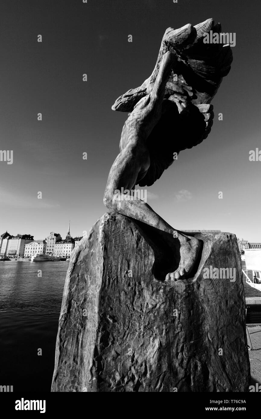 L' uomo e la scultura di Eagle, Mar Baltico, Gamla Stan, nella città di Stoccolma, Svezia, Europa Foto Stock