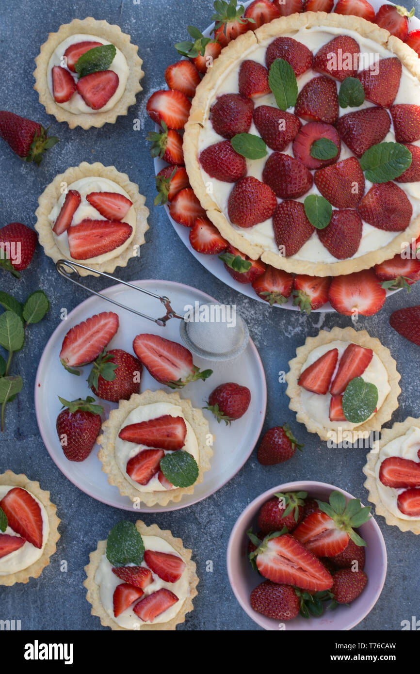 Torta di fragole a fette Foto Stock