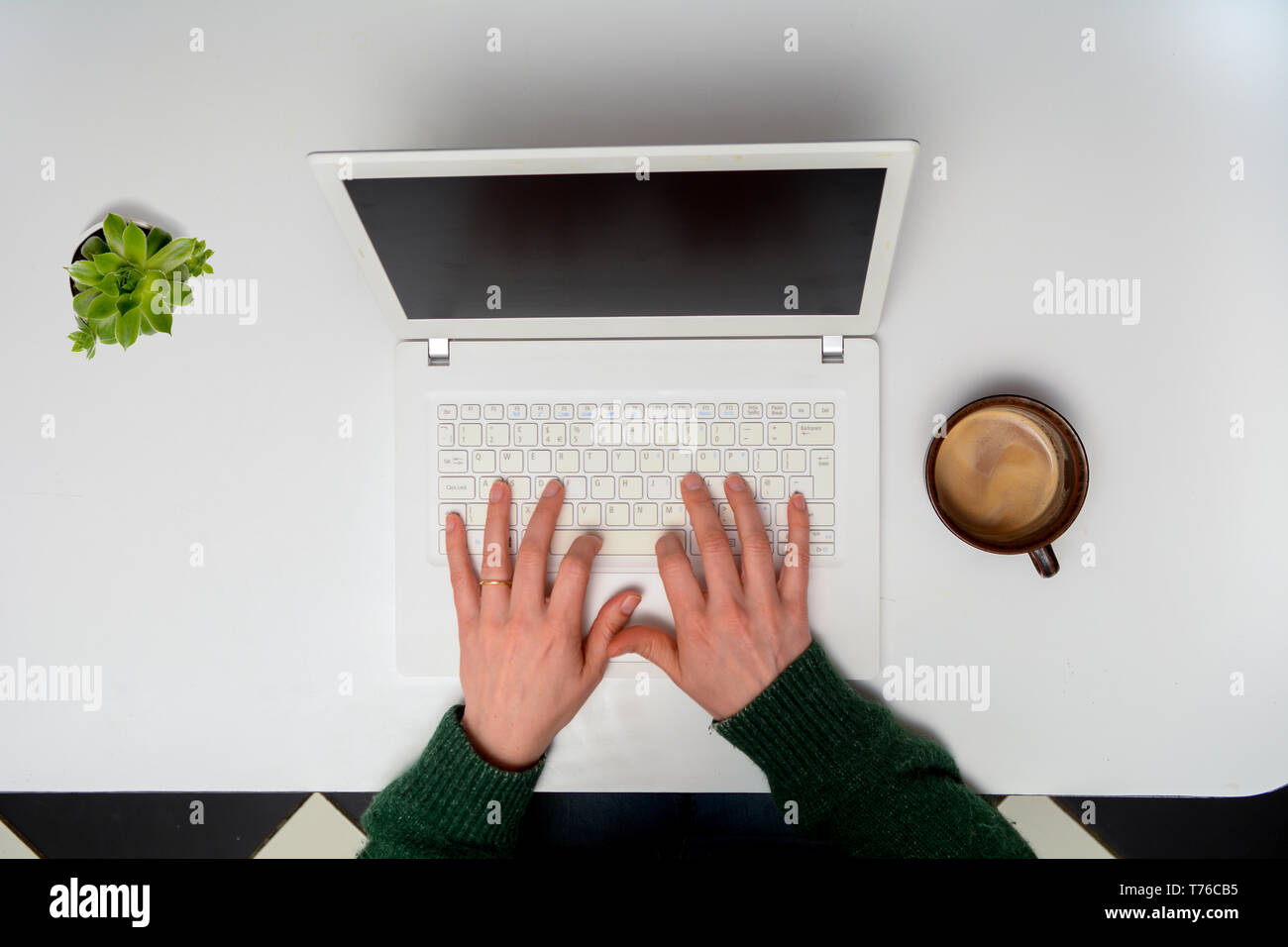 Le mani dei bambini scrivono sulla tastiera del computer portatile Foto  stock - Alamy