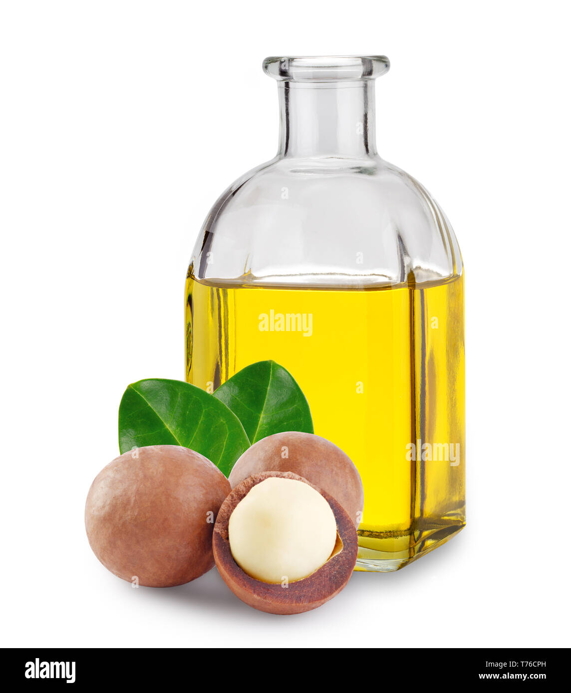 Olio di Macadamia in una bottiglia di vetro e i dadi con foglie isolati su sfondo bianco Foto Stock