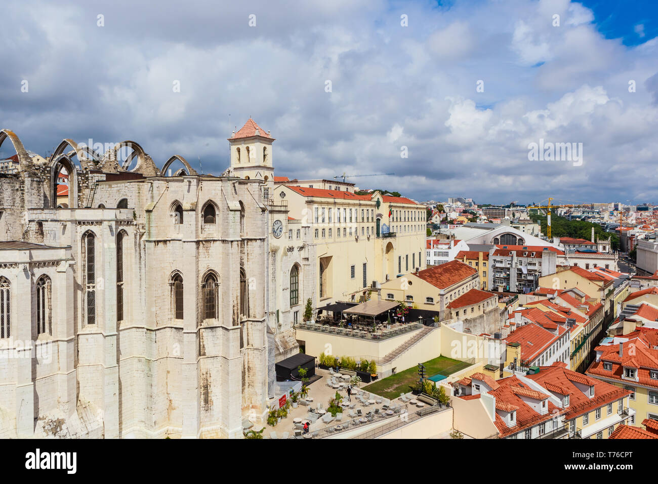 Vista sul Carmo Convento, Convento da Ordem do Carmo e Quartel do Carmo, GNR Guardia Nazionale sede dalla terrazza dell'Elevador de Santa Justa. Foto Stock
