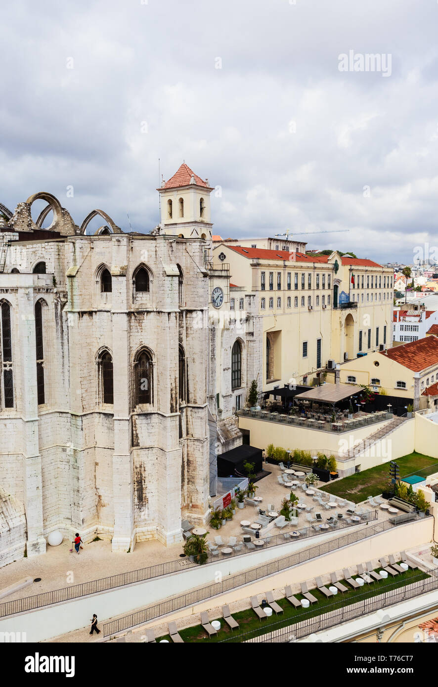 Vista sul Carmo Convento, Convento da Ordem do Carmo e Quartel do Carmo, GNR Guardia Nazionale sede dalla terrazza dell'Elevador de Santa Justa. Foto Stock