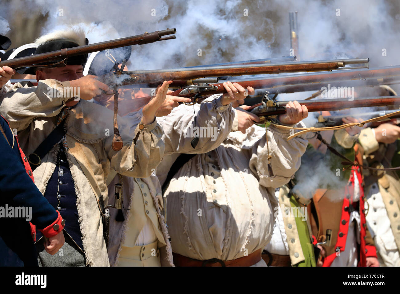 Reenactors di American esercito continentale sparando moschetti a Jockey cava parco storico nel corso annuale di cava Jockey Encampment.Harding.New Jersey.USA Foto Stock