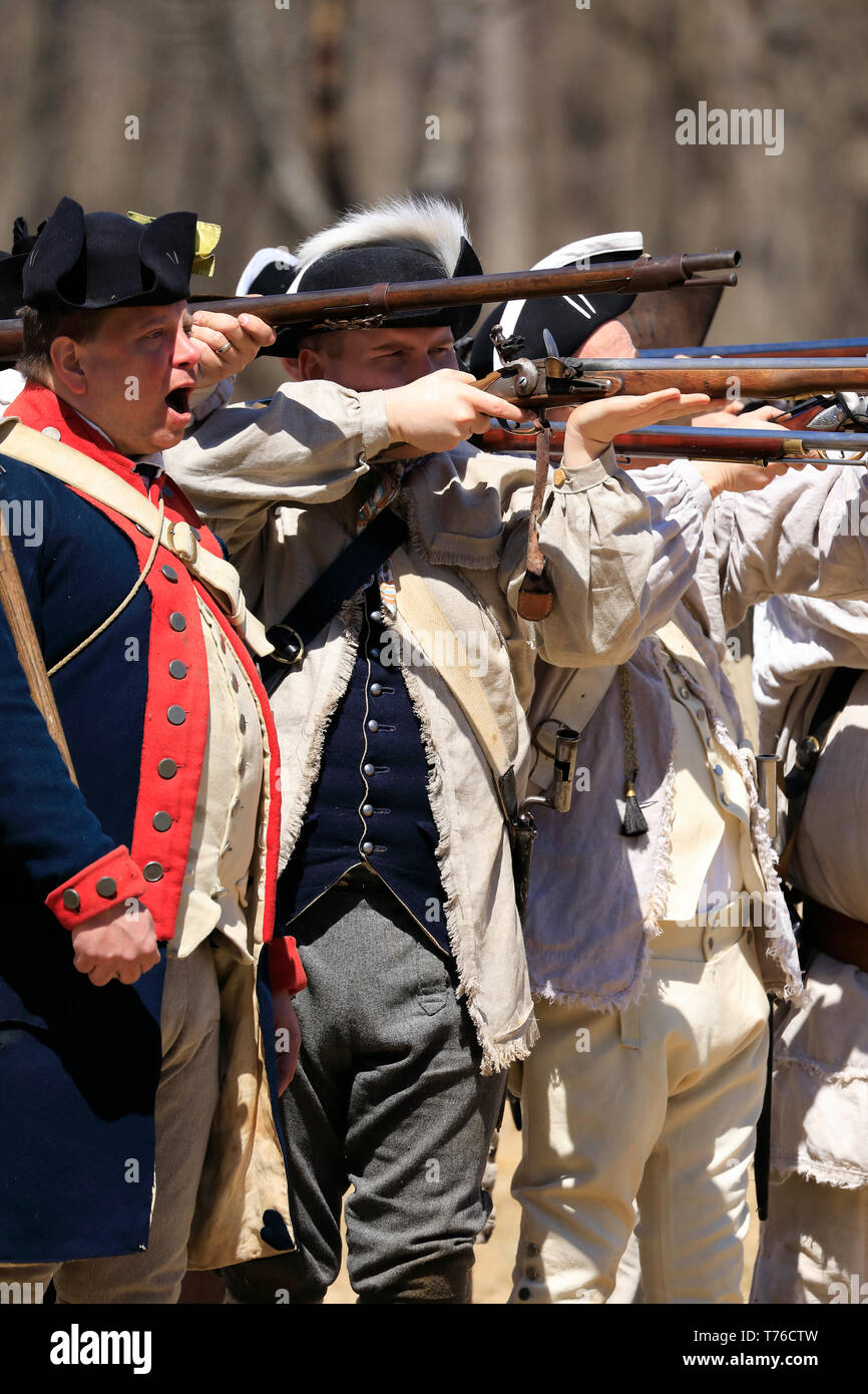 Reenactors di American esercito continentale sparando moschetti a Jockey cava parco storico nel corso annuale di cava Jockey Encampment.Harding.New Jersey.USA Foto Stock