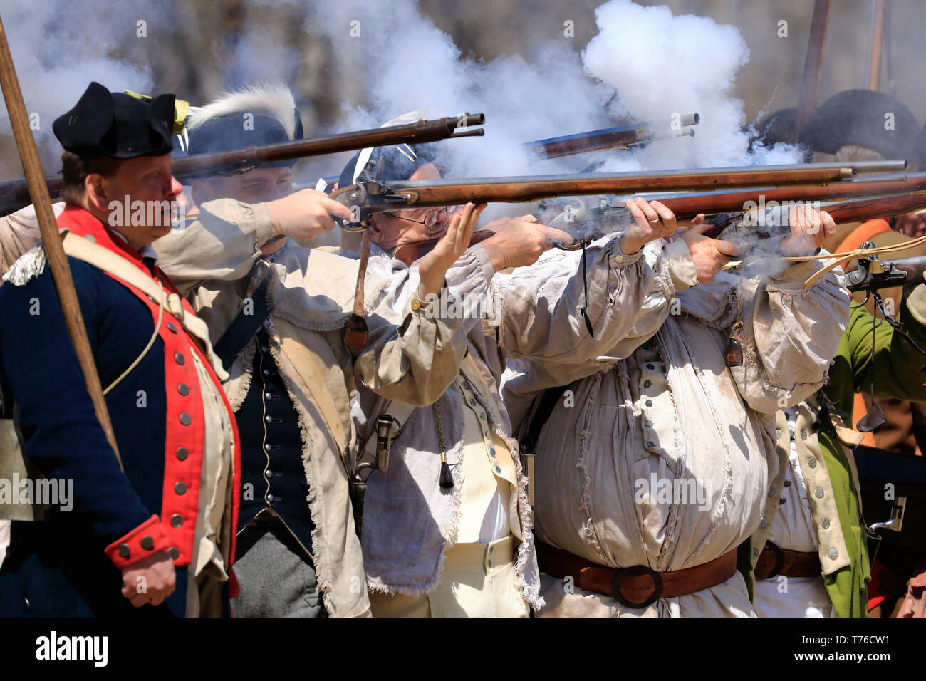 Reenactors di American esercito continentale sparando moschetti a Jockey cava parco storico nel corso annuale di cava Jockey Encampment.Harding.New Jersey.USA Foto Stock