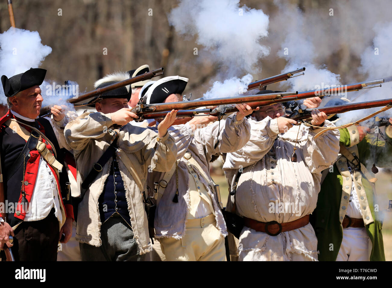 Reenactors di American esercito continentale sparando moschetti a Jockey cava parco storico nel corso annuale di cava Jockey Encampment.Harding.New Jersey.USA Foto Stock