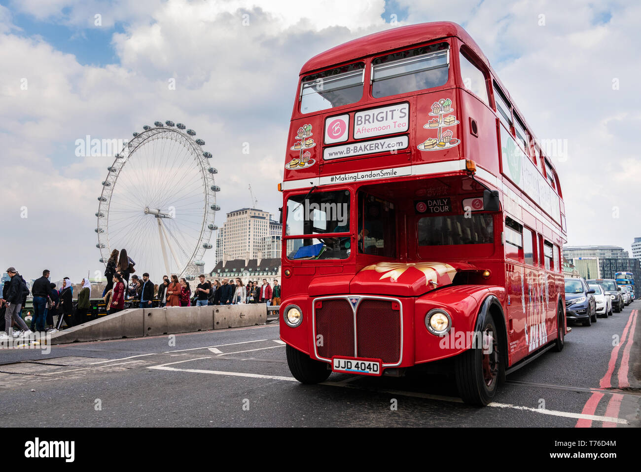 Il 30 marzo 2019. Londra, Regno Unito. Il tè del pomeriggio esperienza sul red double-decker bus sul Westminster Bridge e la vista del London Eye. Foto Stock
