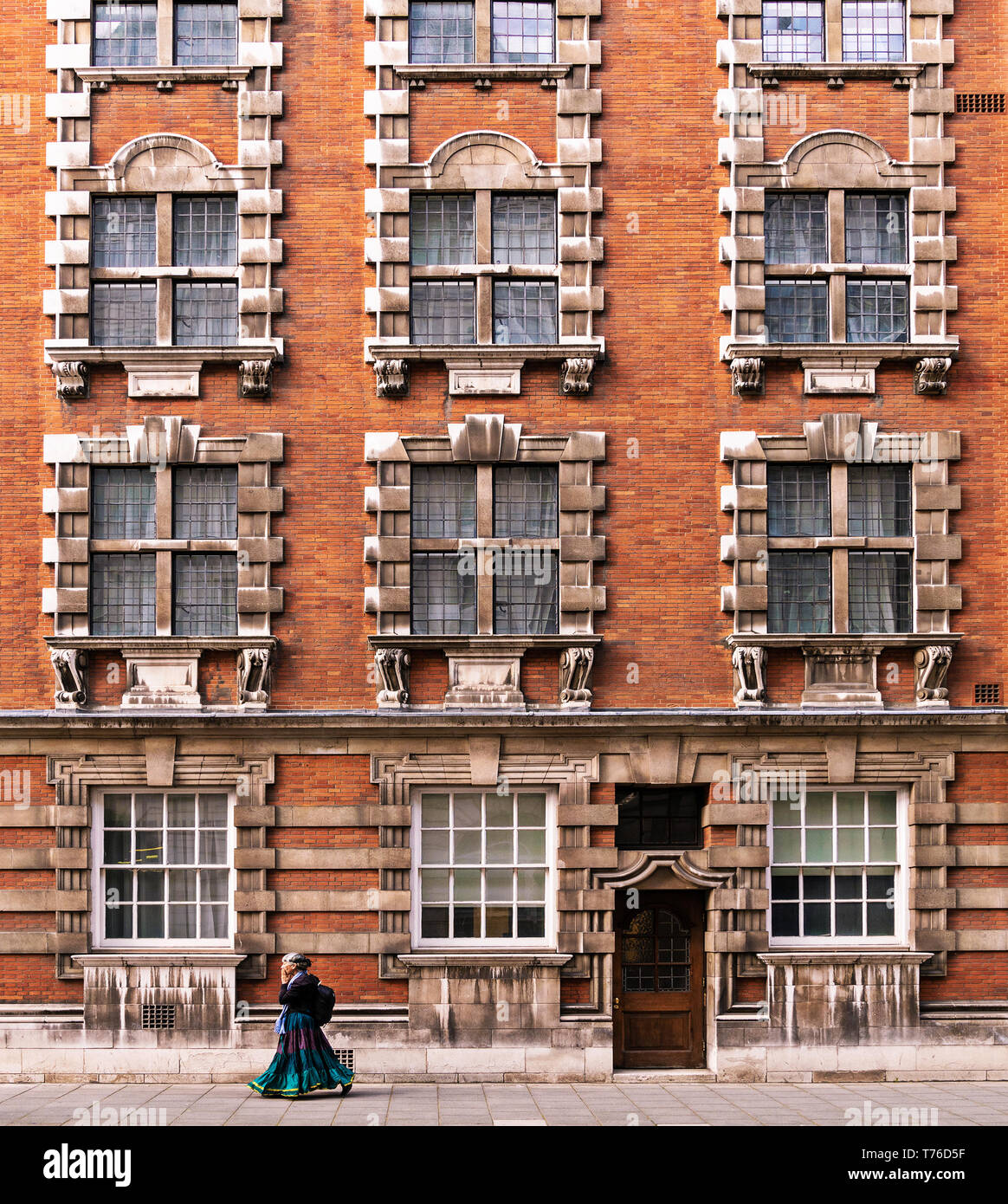 Il 30 marzo 2019. Londra, Regno Unito. Millbank House è un edificio classificato Grade II a Westminster. La simmetrica architettura esterna di un vecchio edificio. Foto Stock