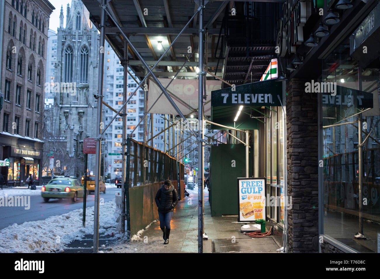 Marzo 2017 Manhattan, New York. Broadway Ave al tramonto in un freddo e dopo snow day in New York City, NY Foto Stock