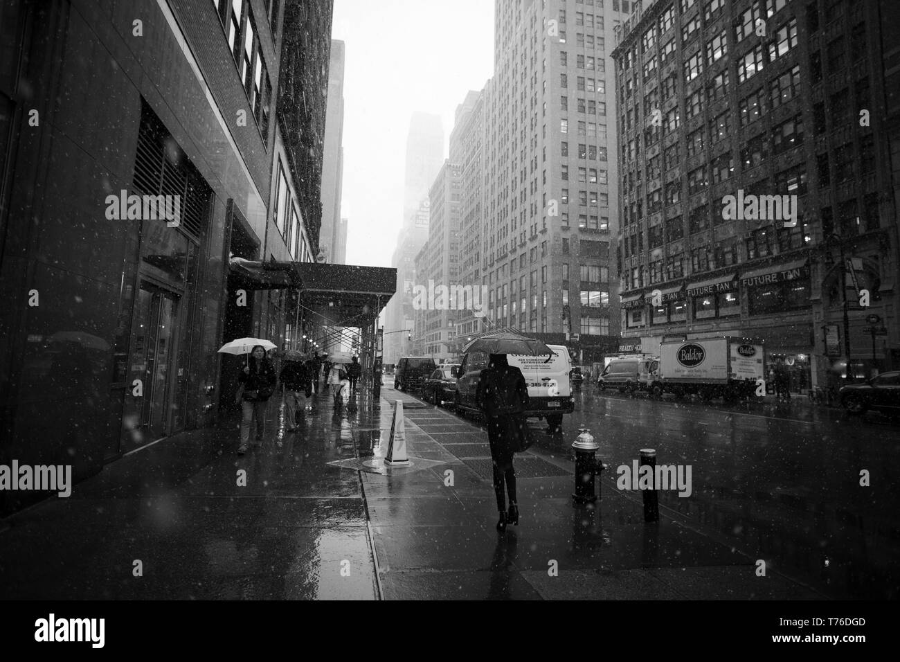 Persona non identificata a camminare per le strade di New York City Foto Stock