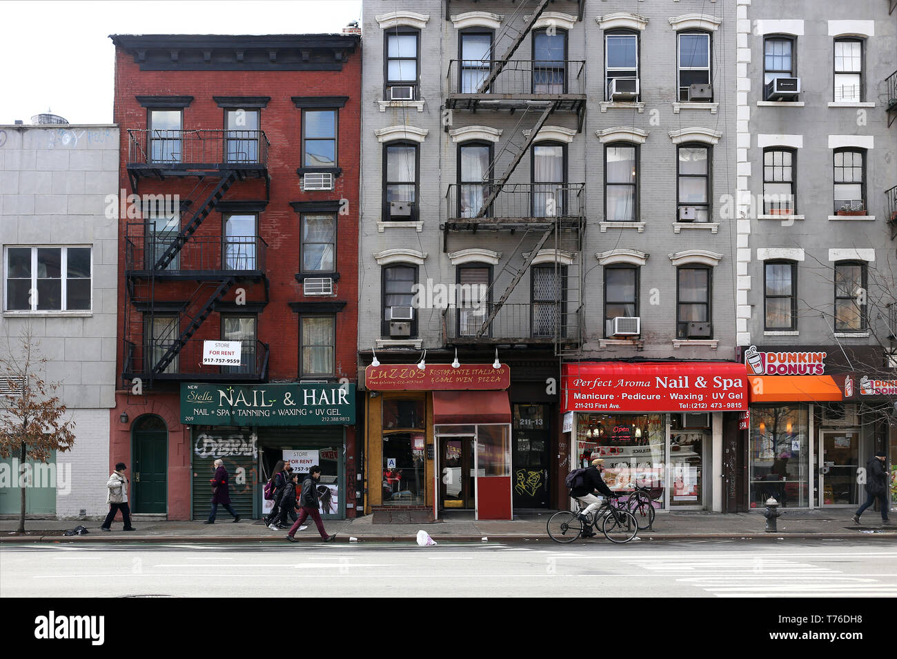 Manhattan, NY - Marzo 17, 2017: Unidentified gente camminare lungo Hell's Kitchen intorno a Manhattan, NY Foto Stock