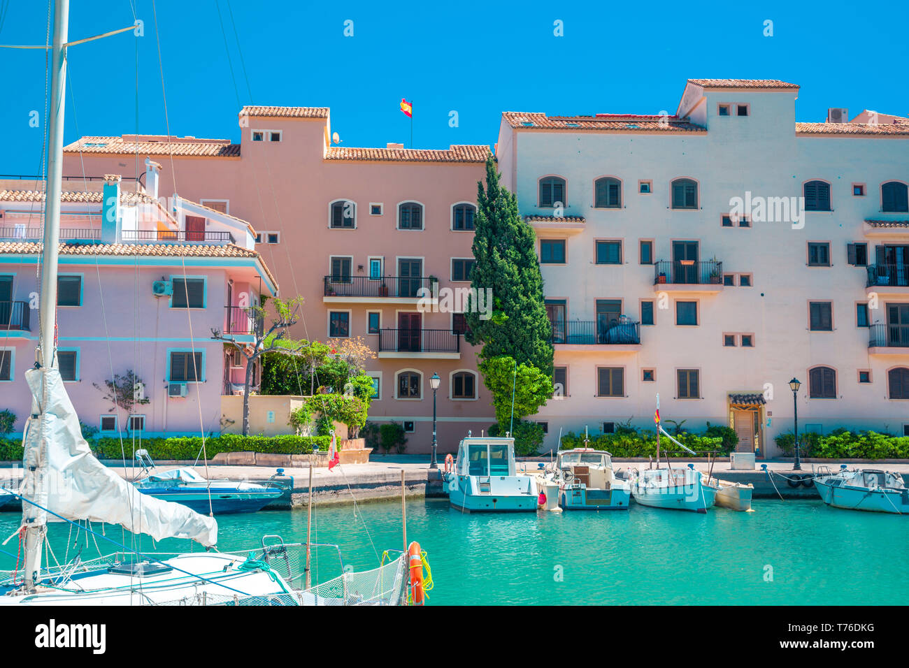 Luminosa giornata di sole e colorati appartamenti vacanze. Port Saplaya, Yacht Harbour Foto Stock