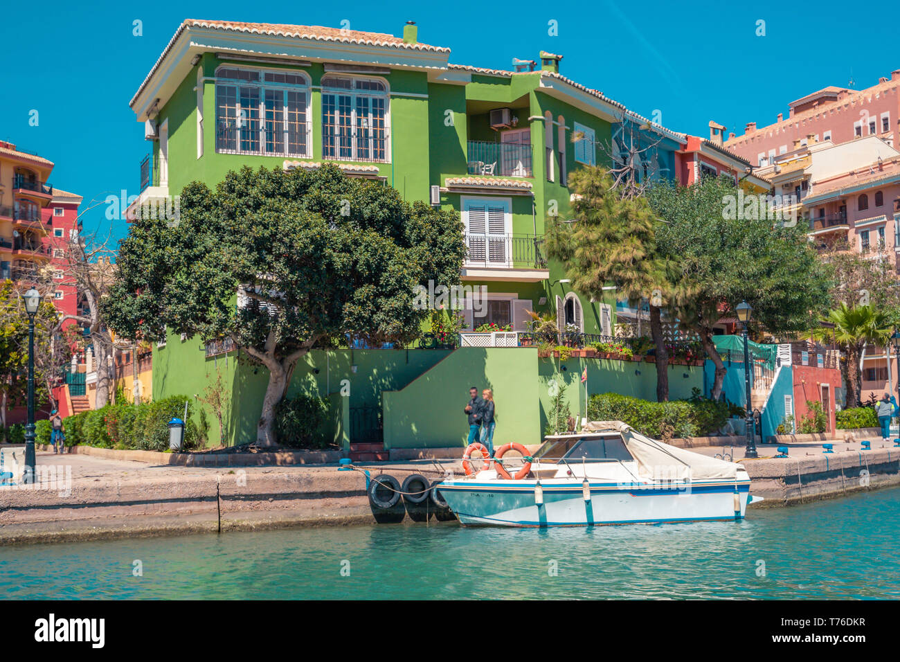 Luminosa giornata di sole e colorati appartamenti vacanze. Port Saplaya, Yacht Harbour Foto Stock