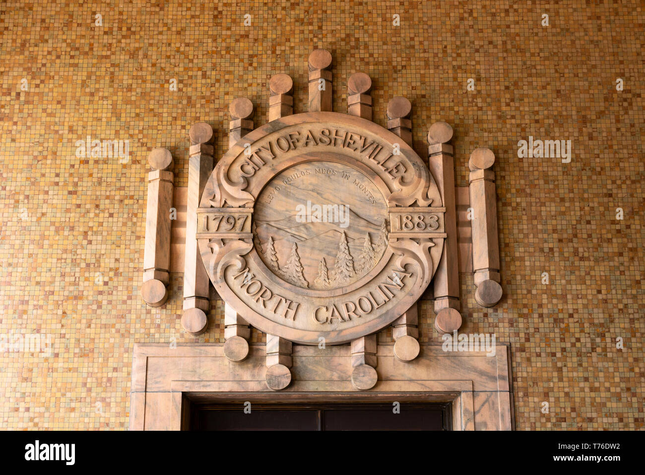 Il marmo scolpito cresta del City Building in Asheville, NC, Stati Uniti d'America, rivela la sua Art Deco estetica. Foto Stock