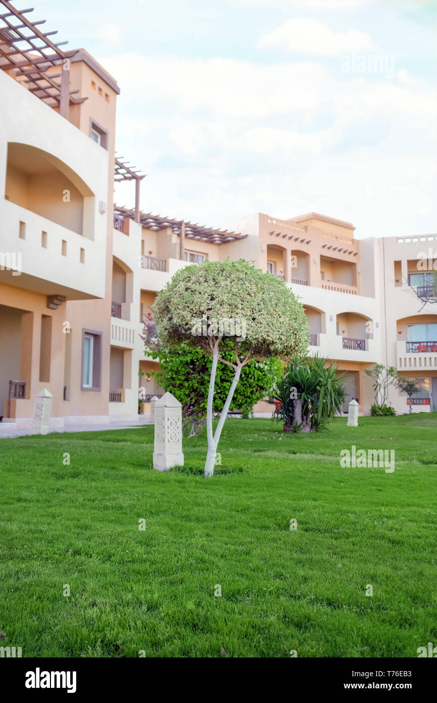 Bella vista del giardino in hotel resort Foto Stock