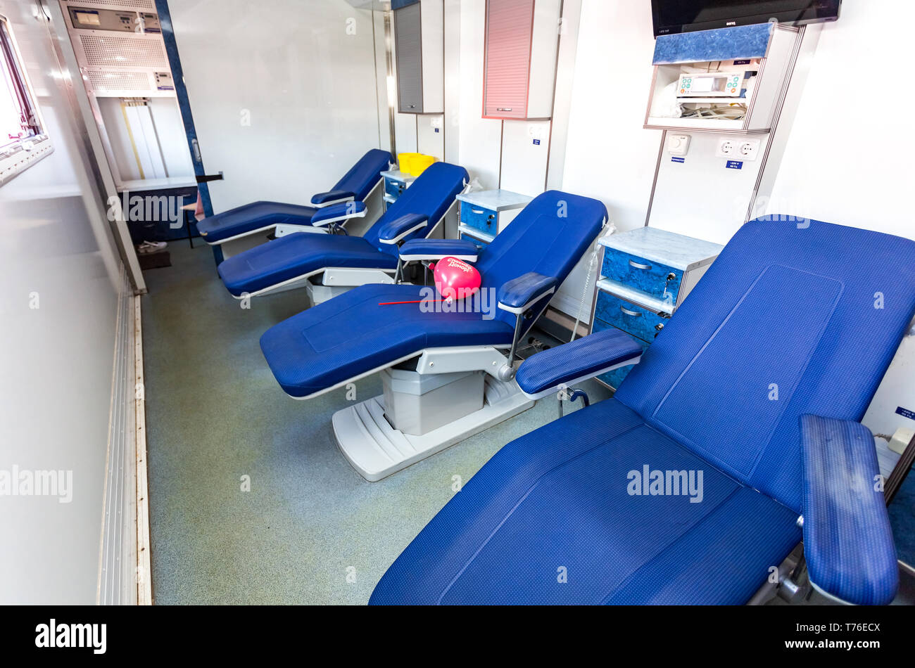 Samara, Russia - 1 Maggio 2019: all'interno del mobile di trasfusione del sangue station veicolo Foto Stock