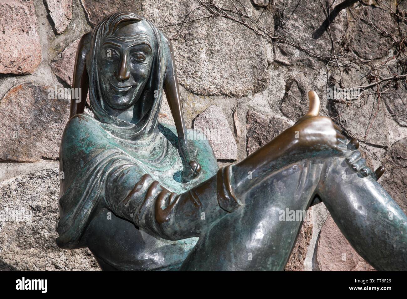 Scultura in bronzo fino a Eulenspiegel, Eulenspiegel fontana, Molln, Schleswig-Holstein, Germania Foto Stock