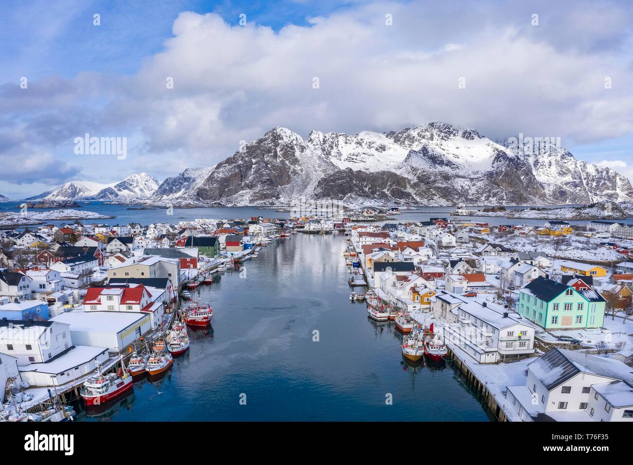 Porta nel villaggio di pescatori Henningsvaer, Austvagoya, Lofoten, Norvegia Foto Stock Porta nel villaggio di pescatori Henningsvaer, Austvagoya, Lofoten, Norvegia Foto Stock