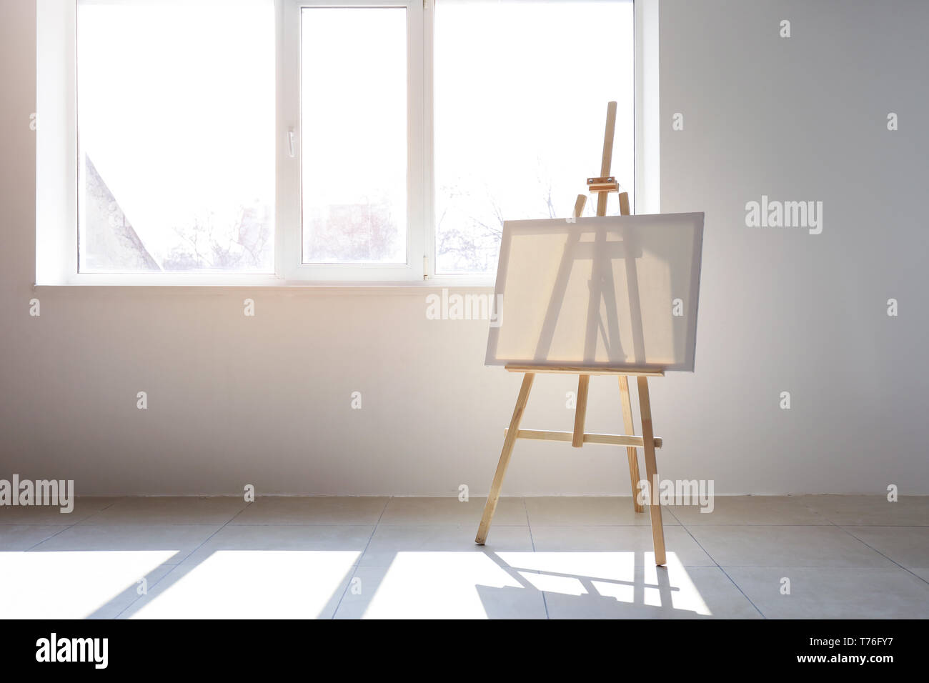 Cavalletto con tela in studio dell'artista Foto Stock