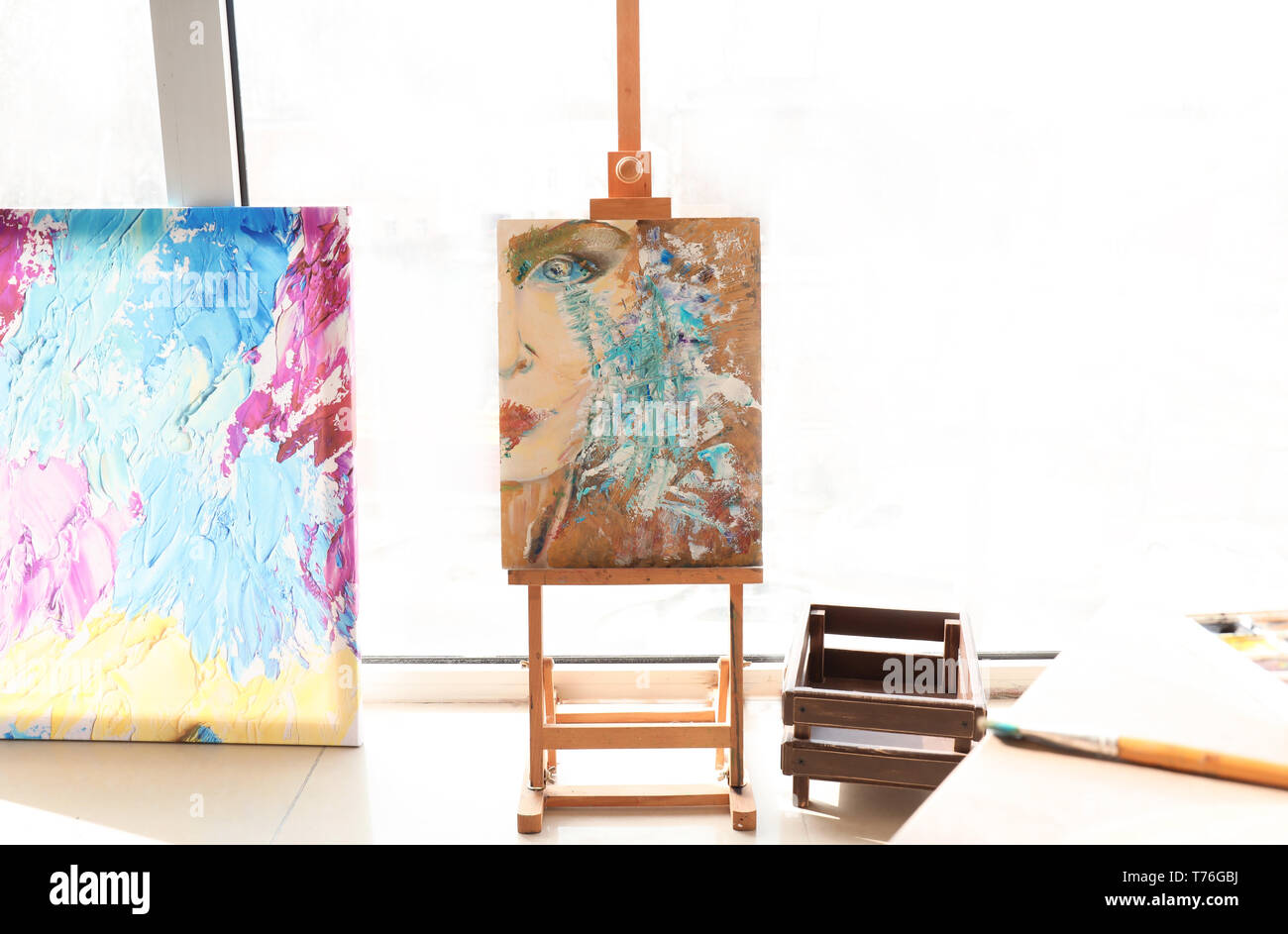 Interno di studio dell'artista con le foto Foto Stock