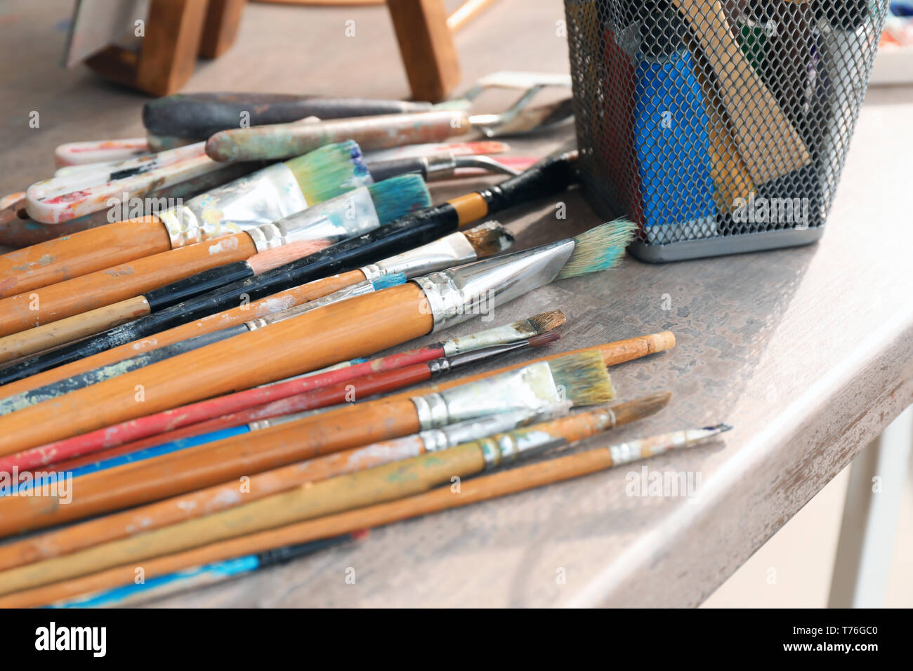 La tabella con i pennelli in studio dell'artista Foto Stock