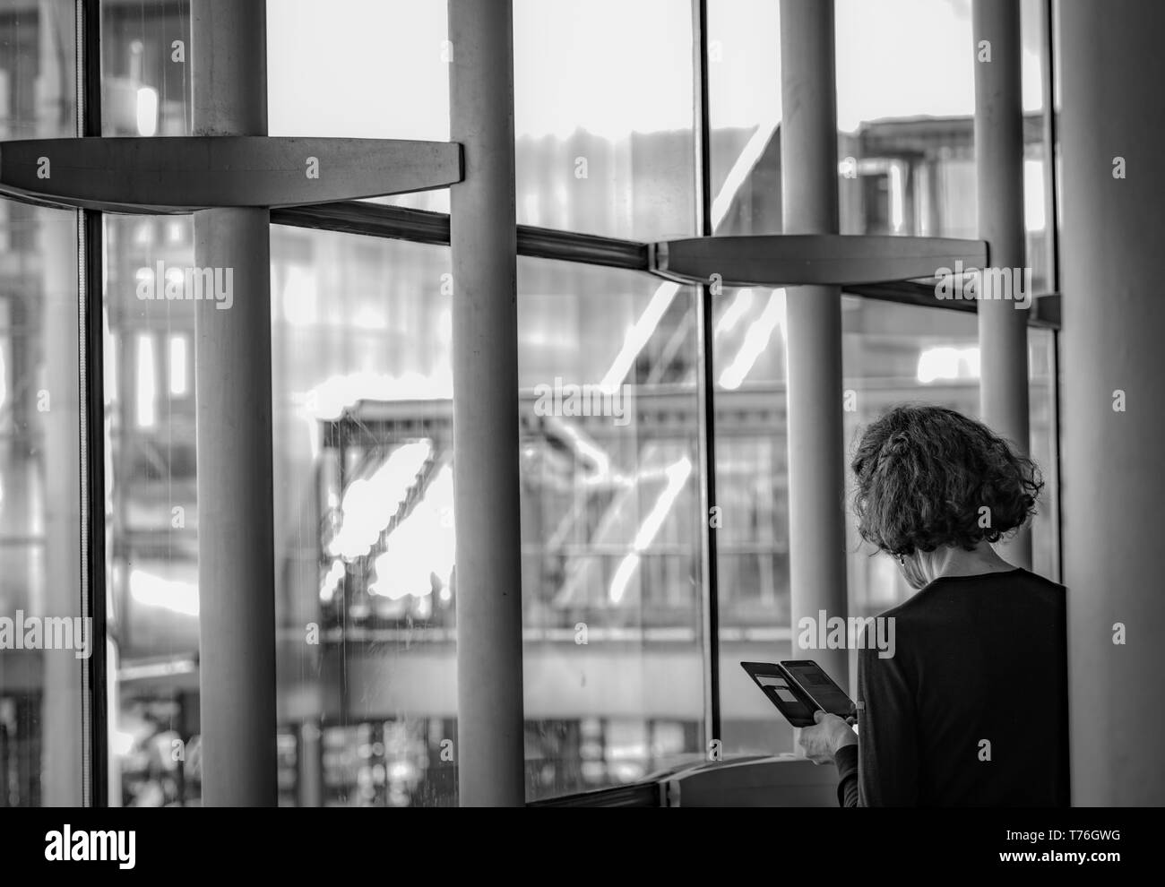 Senior di persone utilizza lo smartphone la comunicazione con amici e familiari. Senior donna sms sul cellulare. Vista posteriore di soggetti di razza caucasica imprenditrice Foto Stock