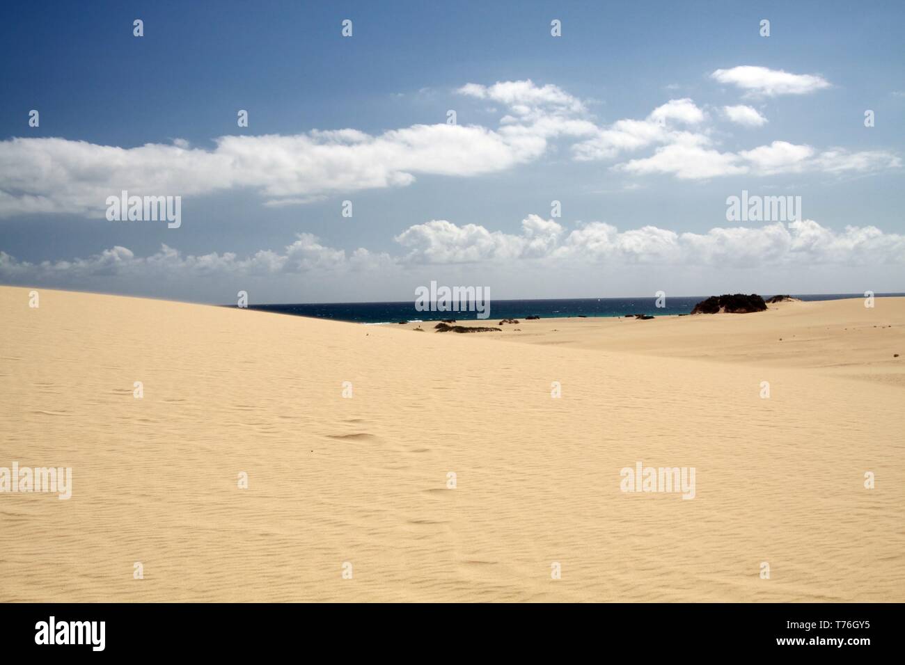 Luminoso e brillante bordo bianco delle dune di sabbia in contrasto con il profondo blu del cielo, Corralejo Fuerteventura Isole Canarie Foto Stock