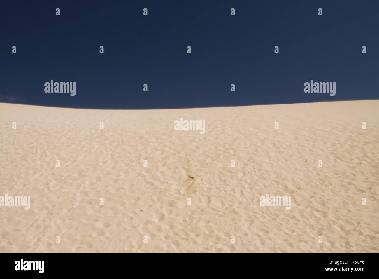 Luminoso e brillante bordo bianco delle dune di sabbia in contrasto con il profondo blu del cielo, Corralejo Fuerteventura Isole Canarie Foto Stock