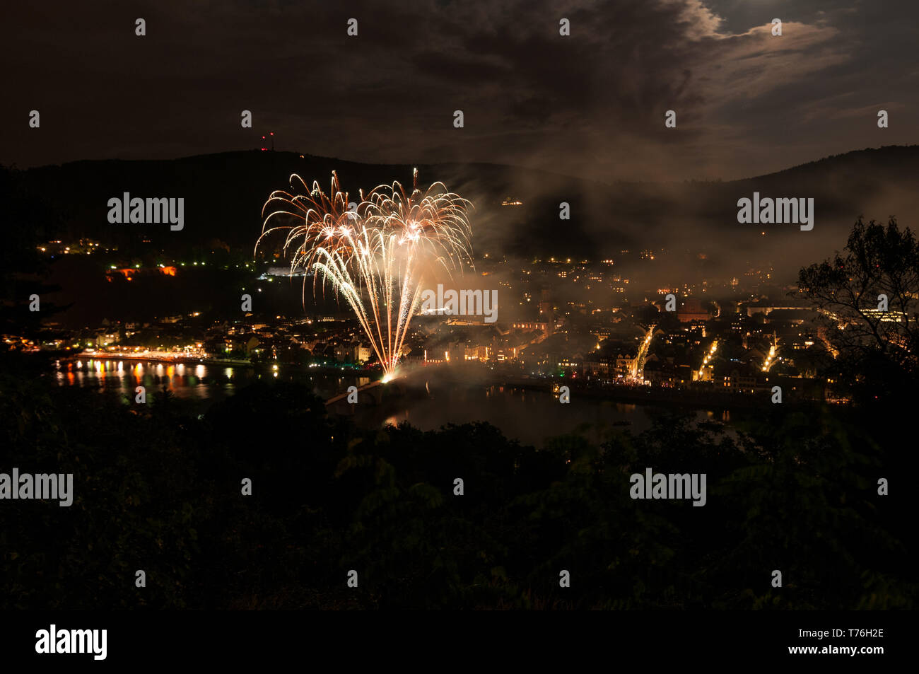 Splendida vista su Heidelberg di notte durante il castello di illuminazione con colorfull luminose fuochi d'artificio catturato in un tempo di esposizione lungo Foto Stock