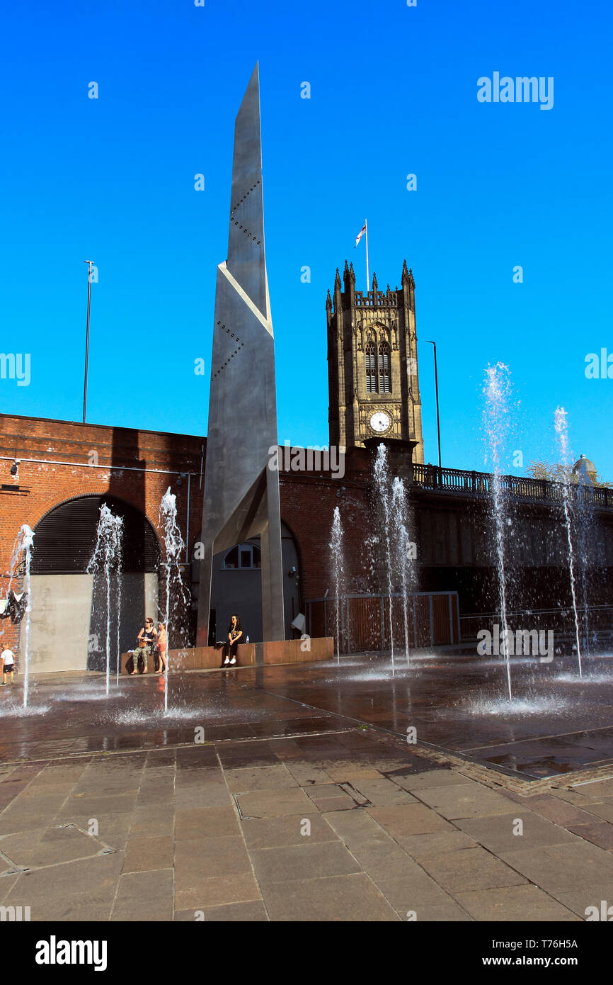 Funzione acqua e torre faro, Greengate Square, Salford, Manchester, Regno Unito Foto Stock