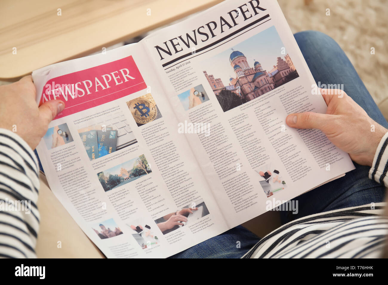 Senior uomo quotidiano di lettura a casa Foto Stock