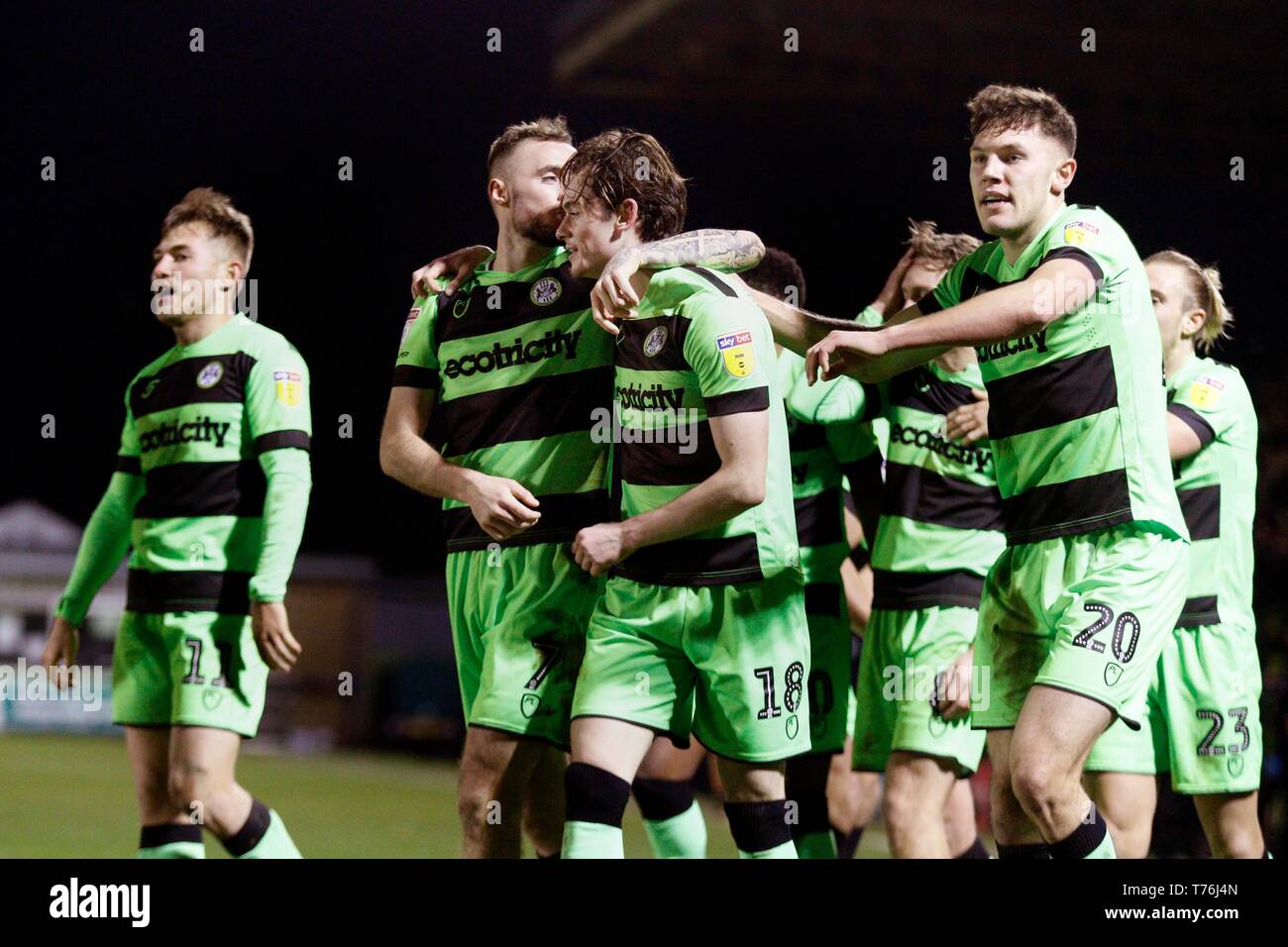 Theo Archibald(18) congratulazioni dei compagni di squadra dopo il suo obiettivo nel 94th minuto per Forest Green Rovers vs Northampton Town a New Prato, punteggio finale 2 Foto Stock