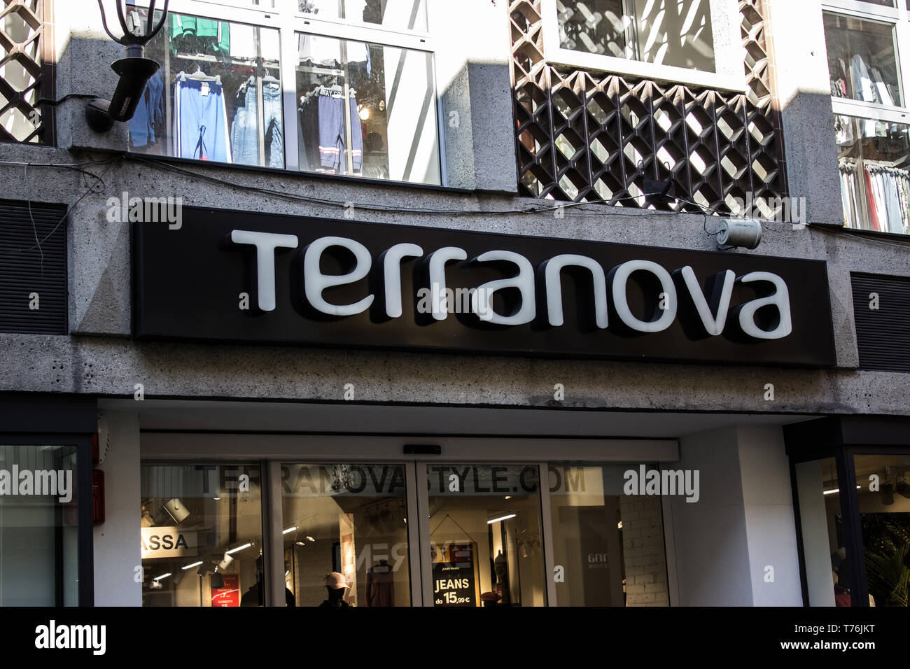 Alba, Cuneo / Italia 03-11-2019: Terranova shop in "Via Maestra" la strada principale dedicata allo shopping nella città di Alba in Italia. Foto Stock