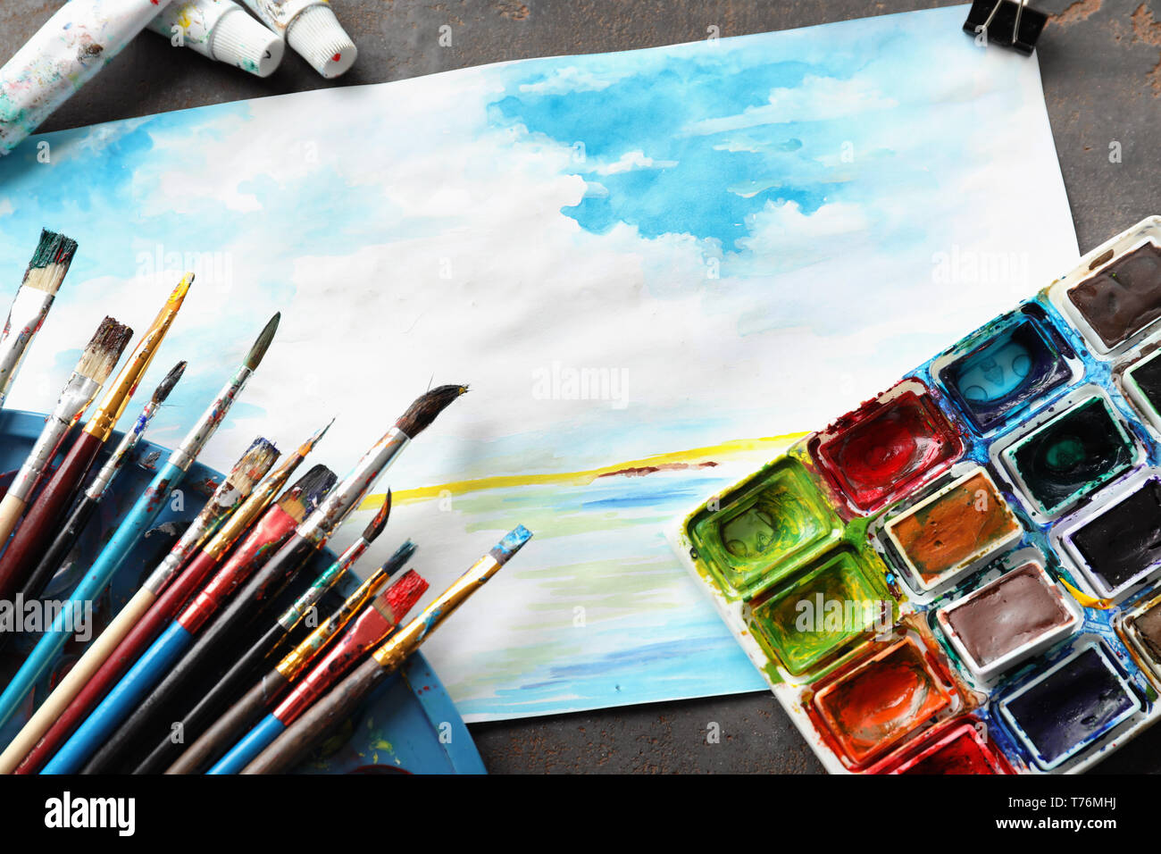 Pennelli per dipingere con acquerelli e belle foto sul tavolo Foto stock -  Alamy