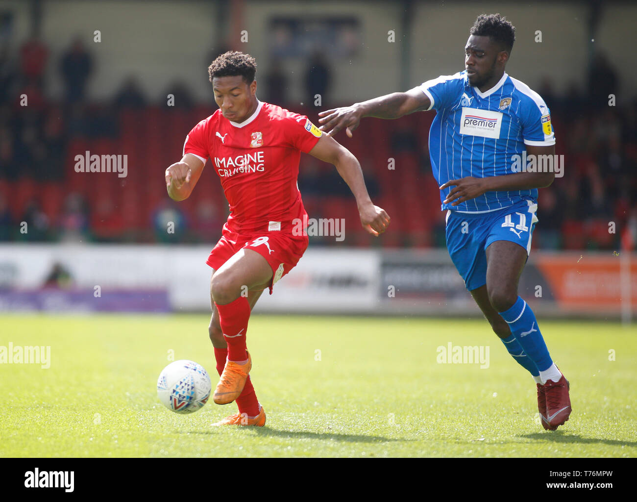 Swindon Town Ali Koiki (sinistra) e Notts County's Boldewijn Enzio in azione durante la scommessa del Cielo lega due corrispondono al County Ground, Swindon. Foto Stock