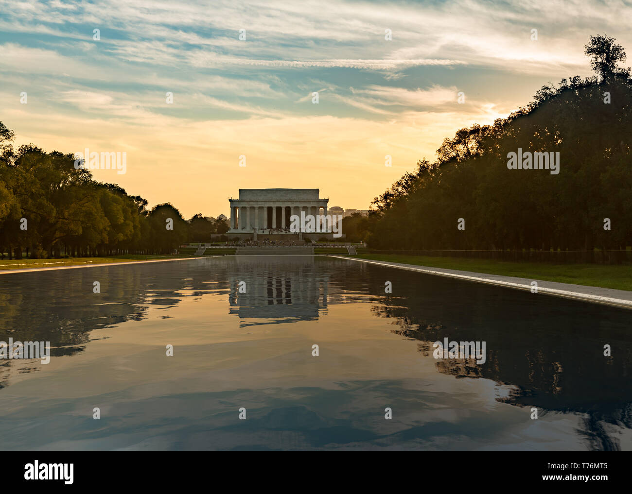 Sole che tramonta dietro il Lincoln Memorial a Washington DC riflettendo in superficie nella piscina di riflessione Foto Stock