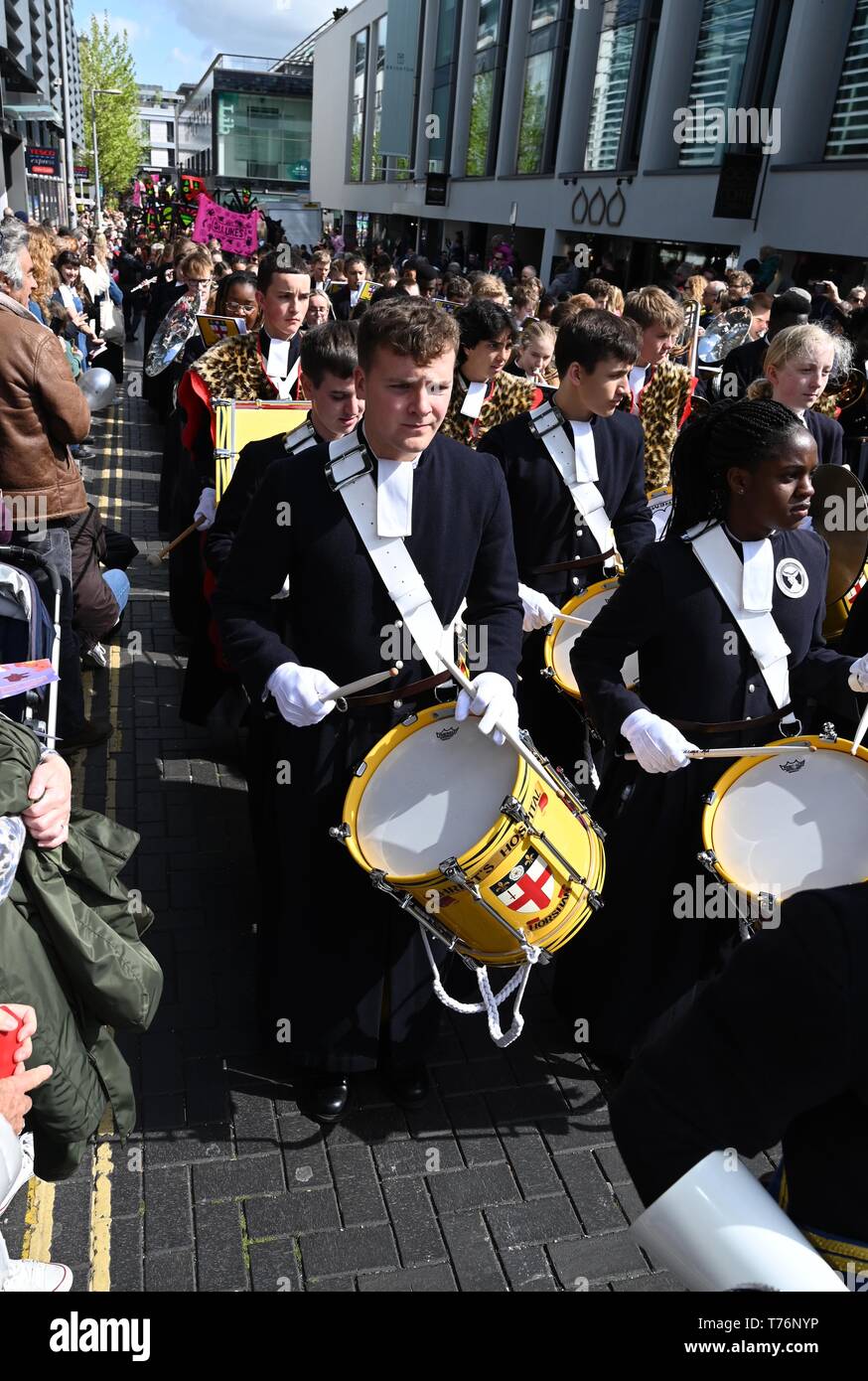 Brighton Regno Unito 4 Maggio 2019 - Til Cristo scuola ospedaliera band prende parte all'annuale Festival di Brighton i bambini sfilano per la città che ha per tema "racconti popolari provenienti da tutto il mondo " . Organizzato dalla stessa Sky arts group la parata calci Tradizionalmente il via il 3 settimana arts festival con questo anni direttore ospite essendo il cantautore Rokia Traore . Credito : Simon Dack / Alamy Live News Foto Stock
