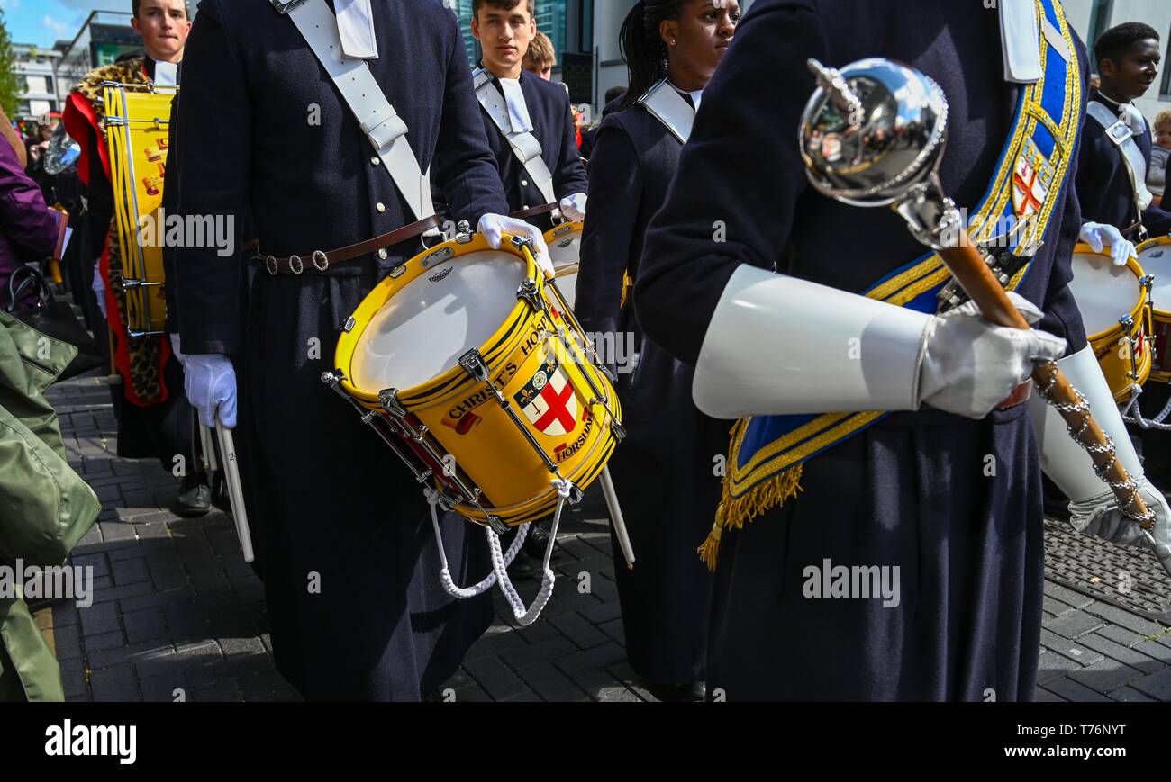 Brighton Regno Unito 4 Maggio 2019 - Til Cristo scuola ospedaliera band prende parte all'annuale Festival di Brighton i bambini sfilano per la città che ha per tema "racconti popolari provenienti da tutto il mondo " . Organizzato dalla stessa Sky arts group la parata calci Tradizionalmente il via il 3 settimana arts festival con questo anni direttore ospite essendo il cantautore Rokia Traore . Credito : Simon Dack / Alamy Live News Foto Stock