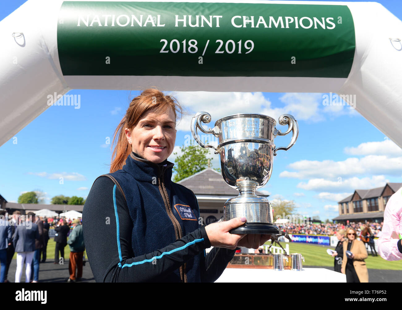 Presentazione nazionale 2018-2019 Hunt Awards leader Rider Lady Lisa O'Neill durante il giorno cinque del Punchestown Festival di Punchestown Racecourse, nella contea di Kildare, Irlanda. Foto Stock