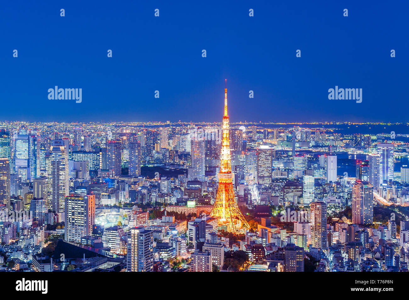 La Tokyo Tower vista sullo skyline di Tokyo di notte le luci Foto Stock