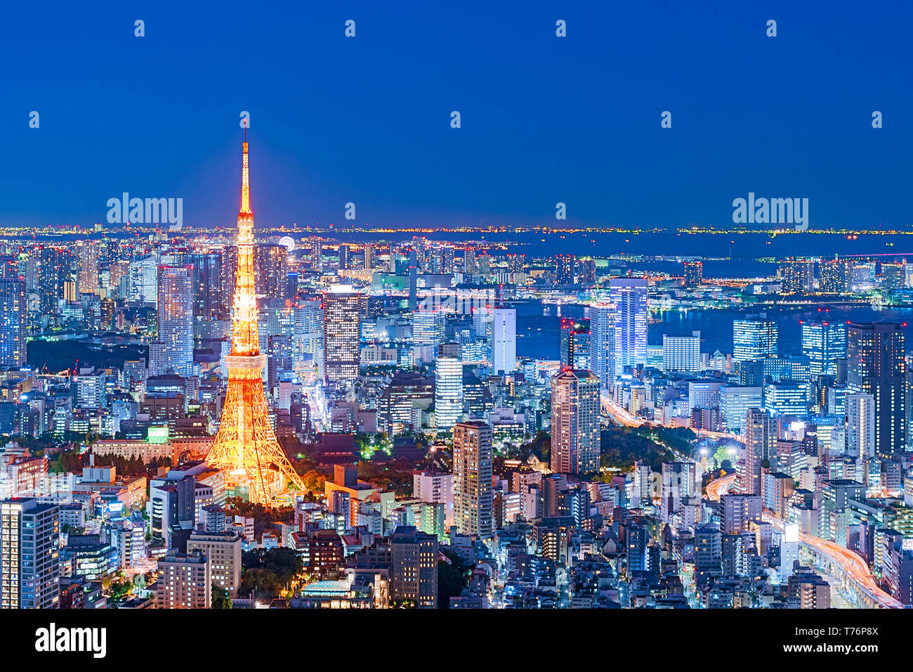La Tokyo Tower vista sullo skyline di Tokyo di notte le luci Foto Stock