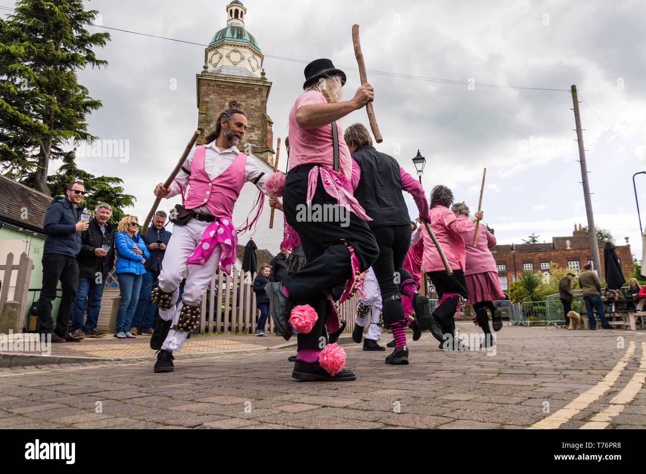 Il 4 maggio 2019, Upton su Severn, Regno Unito. Morris ballerini danzare al di sotto della Torre Pepperpot al Upton Folk Festival Foto Stock