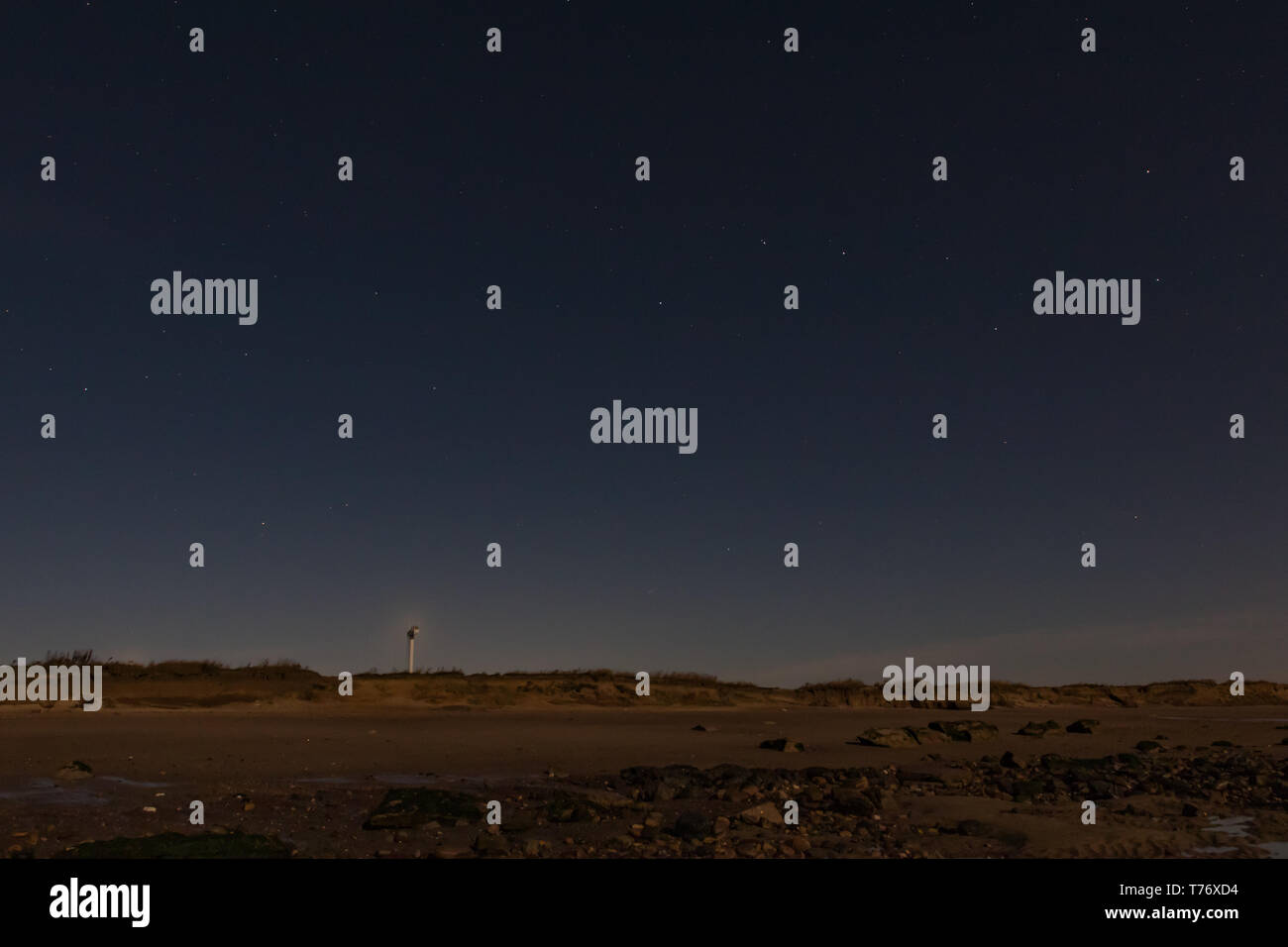 Ursa maggiore costellazione celeste sopra turbina eolica su Fraisthorpe spiaggia sulla costa dello Yorkshire settentrionale Foto Stock