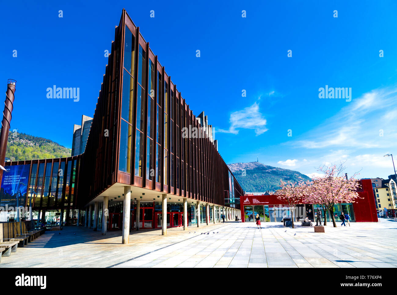 Esterno del alla Sala Grieg, Edvard Griegs' Piazza con vista della montagna Ulriken in background, Bergen, Norvegia Foto Stock