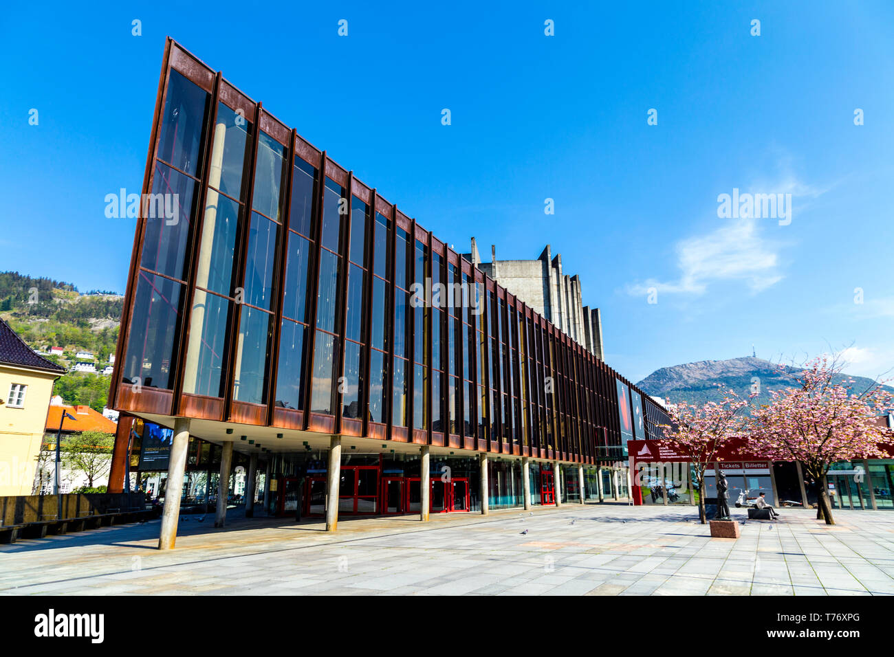 Esterno del alla Sala Grieg, Edvard Griegs' Piazza con vista della montagna Ulriken in background, Bergen, Norvegia Foto Stock