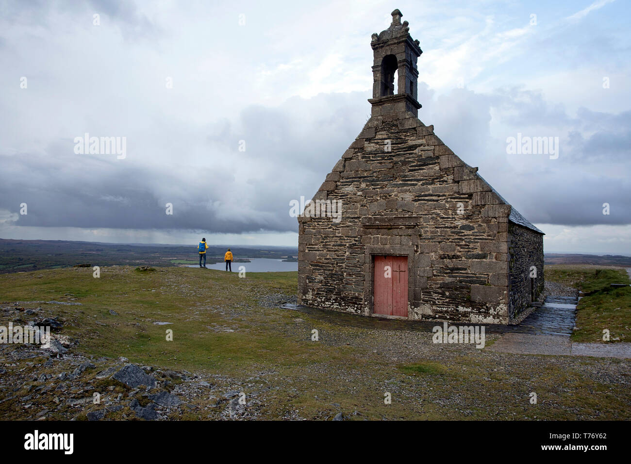 Francia, Brittany (Bretagne), Finisterre. Madre e Figlio ai piedi della cappella di Saint-Michel sul Mont Saint Michel de Brasparts nel Monts d'Arree Foto Stock