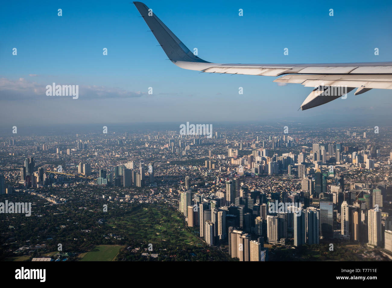 Vista aerea di Makati City, Filippine da una finestra in sede. Foto Stock