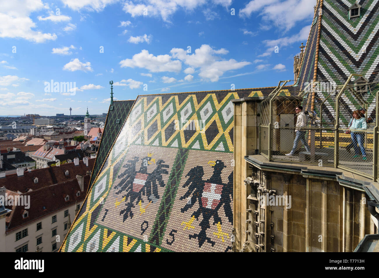 Wien, Vienna: Stephansdom (Cattedrale Santo Stefano), tetto, i visitatori a torre nord, torre principale, lo stemma della Repubblica di Austria e la città o Foto Stock