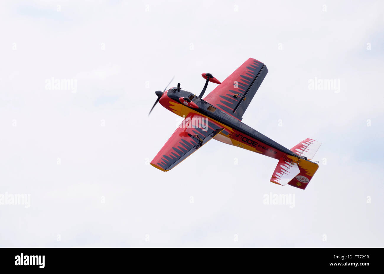 Le manovre acrobatiche. Radio Controlled aeroplano che vola nel cielo. 7-th Air show. Giugno 21,2018. A Kiev, Ucraina Foto Stock